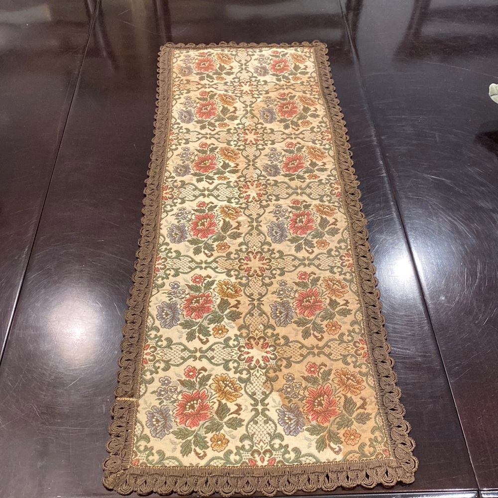Vintage floral 2.5 ft runner and two coasters.